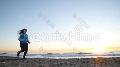 日落时分，女人在海边奔跑